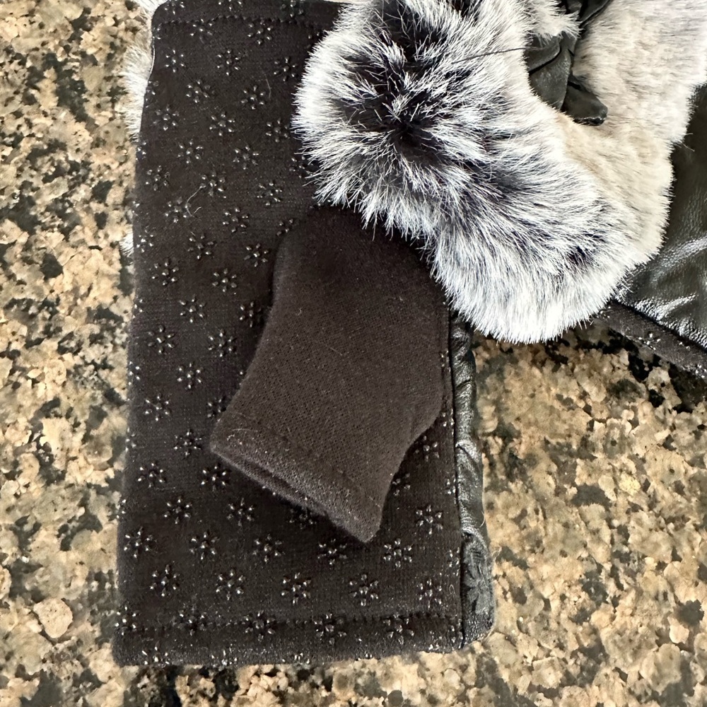 🧤 Women’s Faux Leather & Faux Fur Fingerless Gloves – Black 🖤🩶 - Picture 3 of 4